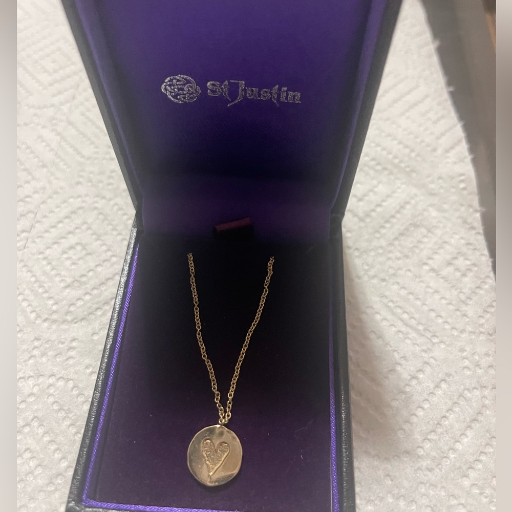 St Justin brand beautiful gold tone Necklace NWT in original box